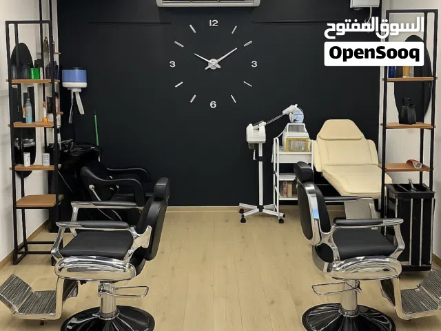 أغراض محل حلاقة كامله شبة جديده