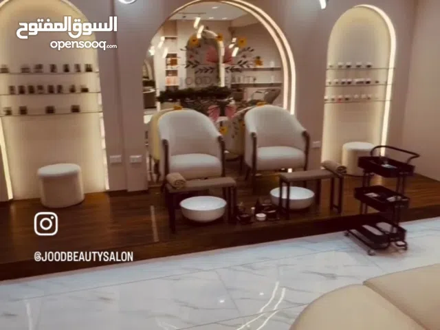 صالون نسائي مجهز بالكامل  ويوجد غرف  ومطبخ رقم التواصل