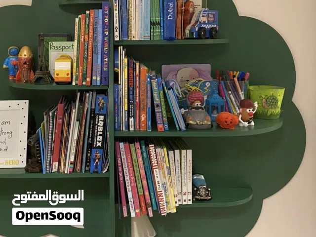 شجرة كبيرة رفوف للألعاب او الكتب استعمال نظيف جودة عالية