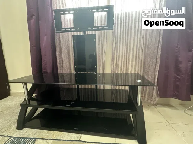 طاوله تليفزيون زجاج اسود بحاله ممتازه