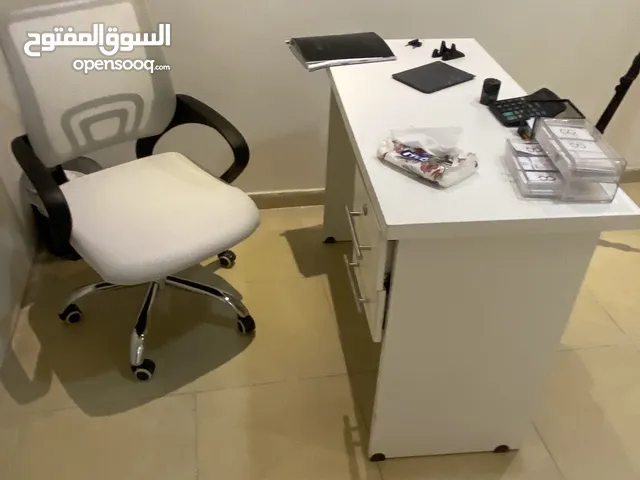 مكتب وكرسي للبيع