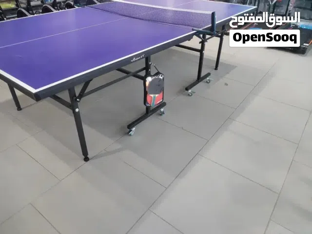 طاولة تنس ومضارب