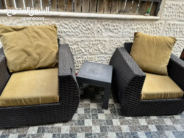 كنب للحديقة او البلكونه نضيف ومرتب مع مرجيحه وخيمه