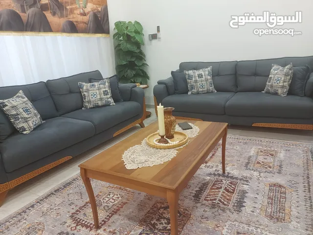 قنفات مودرن مع المخدات (الطبلات غير مشمولة)