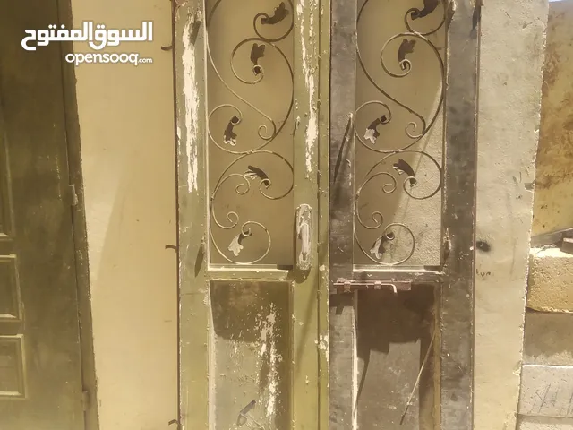 أبواب حديد وأبواب خشب