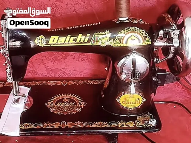 ماكنه خياطه نظيفه وشغاله نوع ممتاز مع ميز حجي صغير