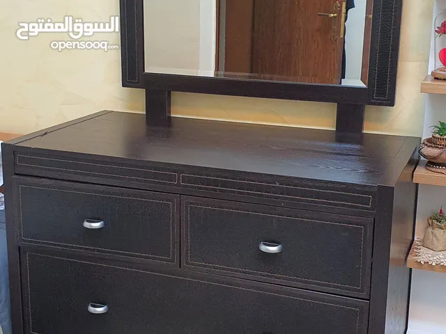 وحدة تخزين أدراج مع مراية بحالة حيدة