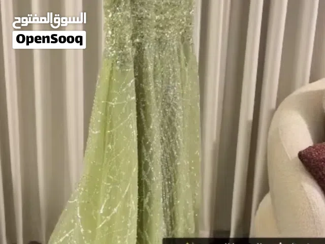 للبيع فساتين مناسات فخمة بحالة ممتازة