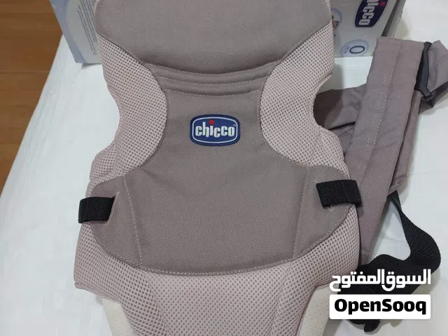 هذه حمالة أطفال من ماركة شيكو طراز "جو" (Chicco Go) باللون الرمادي