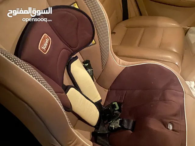 مقعد سيارة للأطفال بحالة جيدة جونيورز