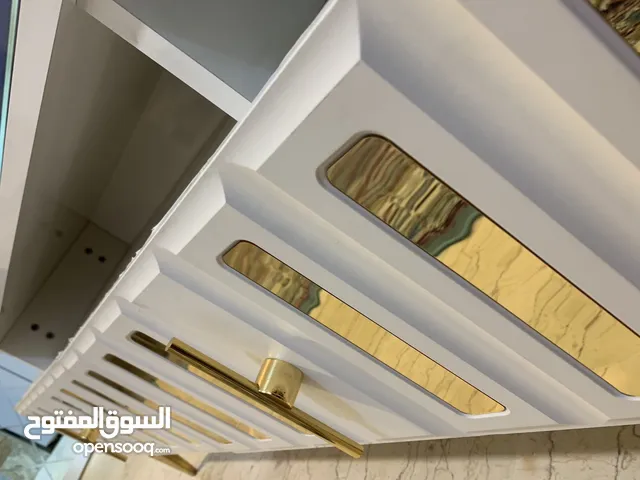 ميز بلازما ابيض ذهبي