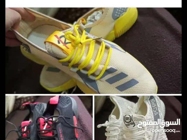 أحذية رياضة جديدة