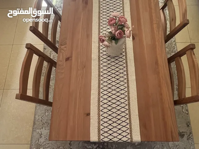 صفرة مع اربع كراسى من ايكيا