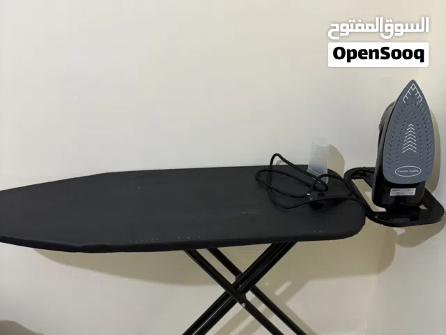 مكواة مع طاولة لون أسود