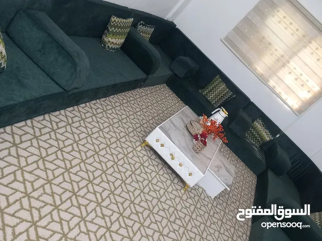 فرشات ضغط20  عدد 7 + 7جرن+8مراكي+8مساند+طاولة حجم كبير عدد 1+ طاولة صغير 3 بحالة ممتازه استعمال جدا