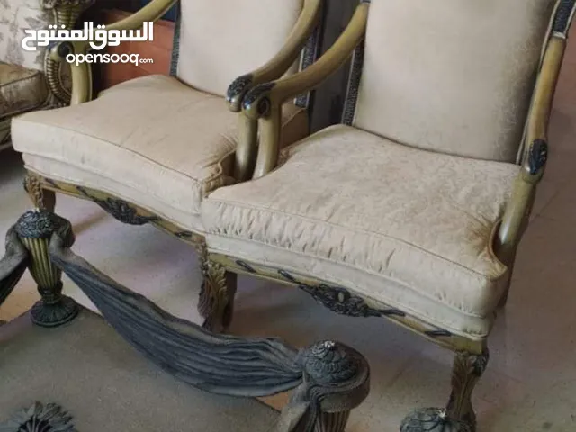 كنب مع طاولات بحالة ممتازة