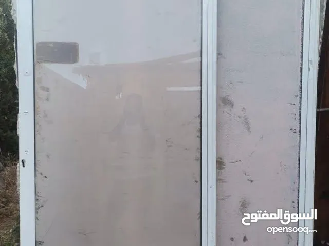 باب مخزن سحب مع السكة نظيف