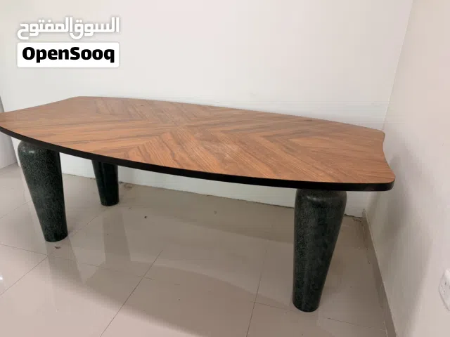 طاولة خشبية بتصميم مودرن مميز (للمطبخ أو الركن) - بحالة ممتازة
