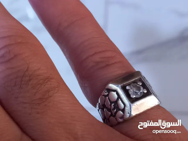 يوجد خاتم فضة عيار 925 للبيع بحالة جيدة بداعي الحاجة الماسة تم شراؤه من السعودية