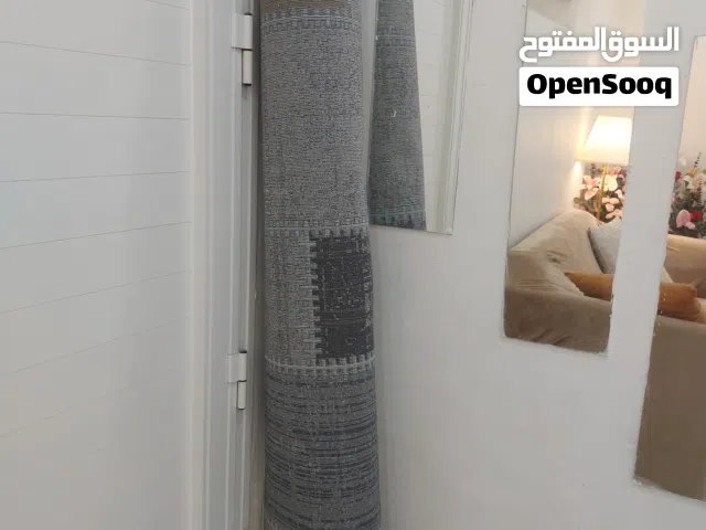 للببع عدد5سجادات باحجام مختلفه +طاولة طعام 5كراسي بحاله جيده