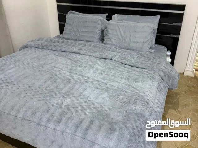 سرير كنج كبير لون اسود