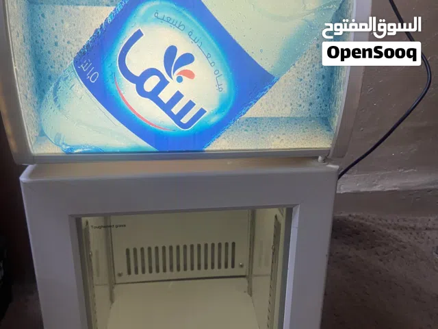 ثلاجة مكتبية صغيرة