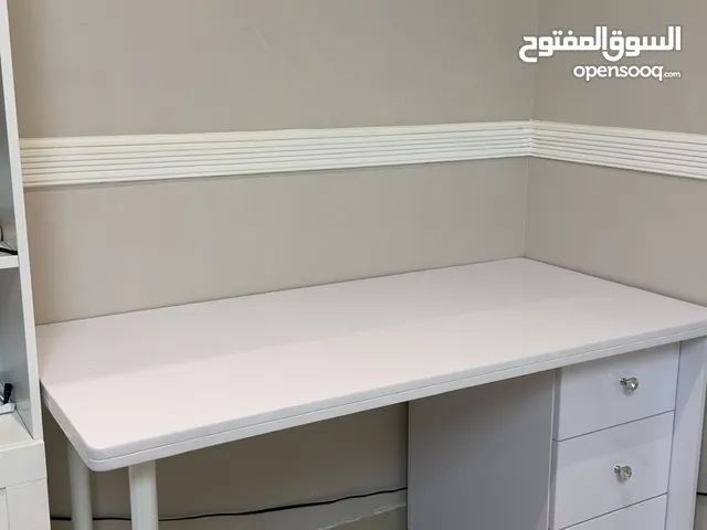 طاوله مكتبيه جديده غير مستعمل لونها ابيض لماع وقامه للوزن