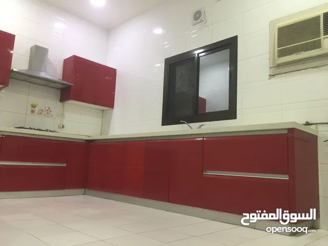 شقة من ثلاث غرف وثلاث حمامات وصالة كبيرة ومطبخ كبير مع المكيفات وفرن سطحي وموقف ومصعد وحارس أمن  24