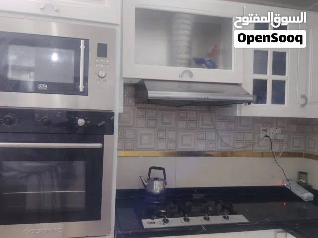 كاونتر اج دي اف وداخل المنيوم وطباخ وفرن ولمرشحه  وبي مجال وبراد