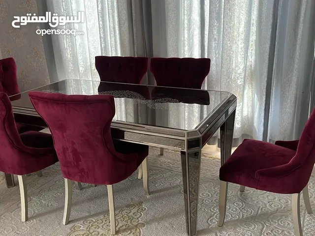 طاولة مع كراسي لغرفة الطعام جديدة و لم تستخدم من هوم سنتر