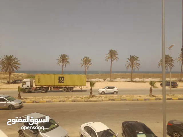 مبنى إداري أو خدمي نظيف 3دوار للإيجار على البحر مباشرة تاجوراء نهاية رئيسي طريق الشط 40 غرفة