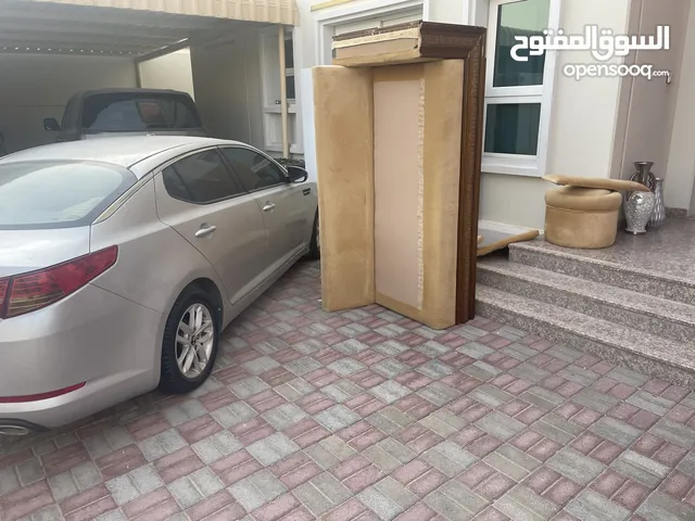 اثاث منزل ب لون بني فاتح مع مخدات ب لون الأزرق