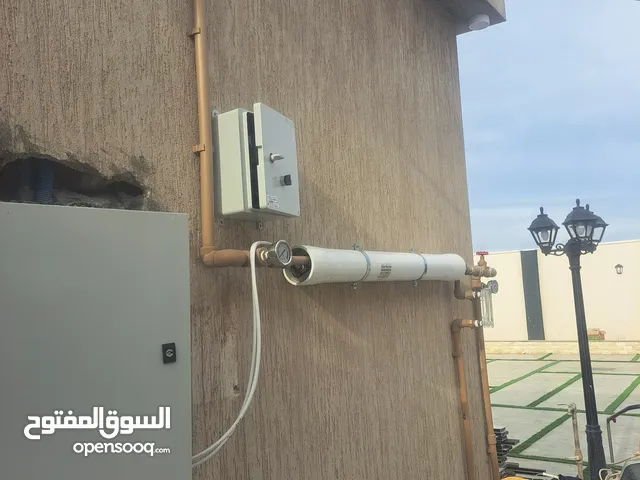 تركيب وصيانة محطات التحلية وتعقيم الخزانات والمعدات.