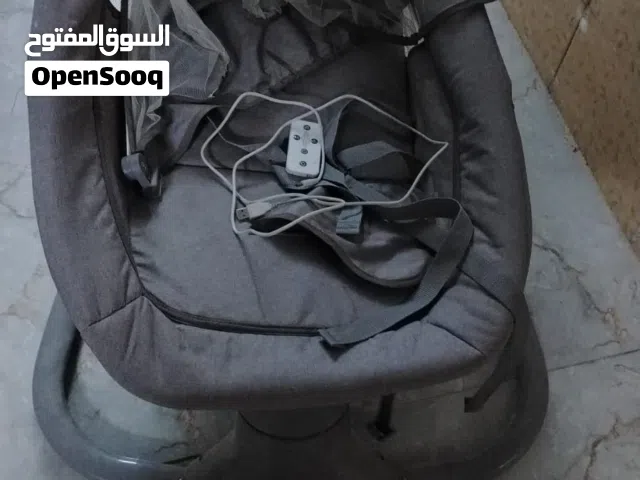 سرير اطفال هزاز كهربائي مع الريمونت اخو الجديد مستعمل للبيع