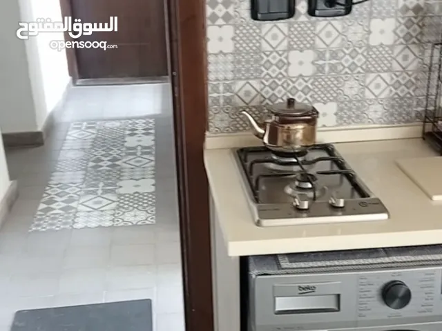 استوديو مفروش للايجار-شارع الجامعة الاردنية مقابل البوابة الرئيسية خلف ماكدونالدز للطلاب فقط