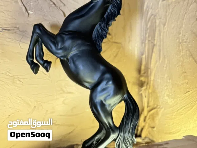 تمثال حصان أسود فاخر