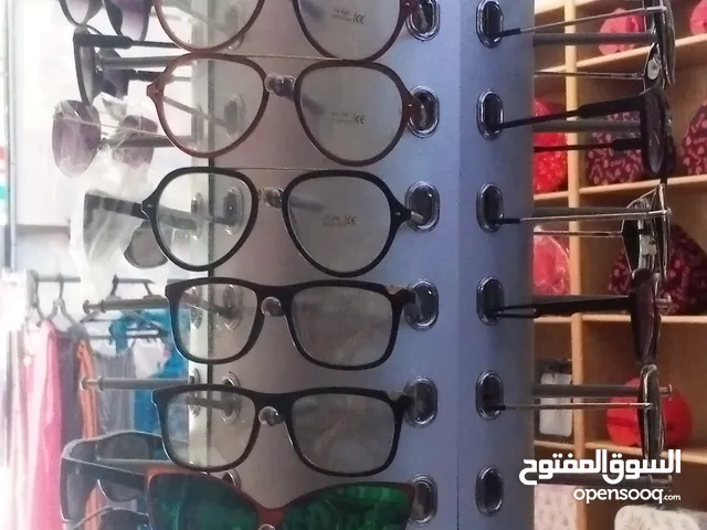 ستاند مع نظاراته للبيع