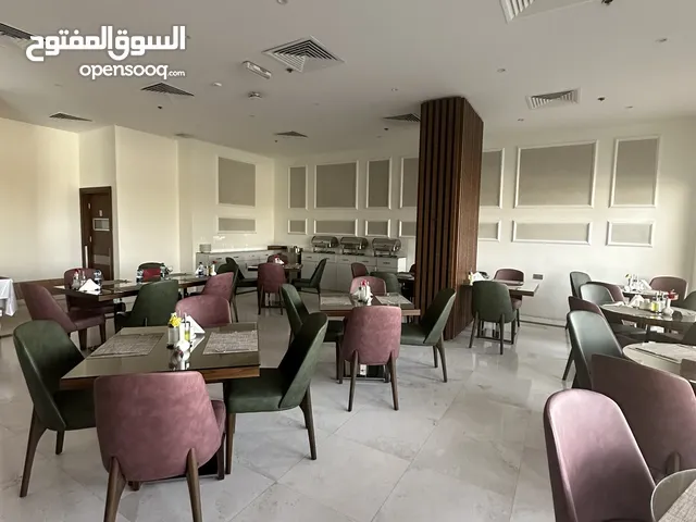 مطعم في فندق سياحي ف الخوض السادسه على اول خط في الشارع العام