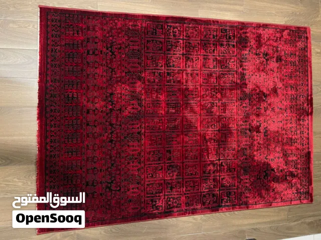 سجادة حمراء وسوداء – جديدة تماماً / Red & Black Rug – Brand Newسجادة باللونين الأحمر والأسود، جديدة