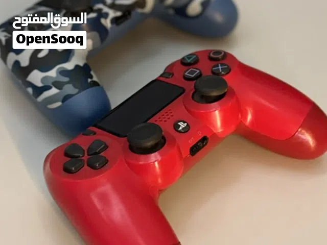 للبيع يدين بلايستيشن 4 أصليات (Sony DualShock 4) وحده حمرا و وحده نمريه