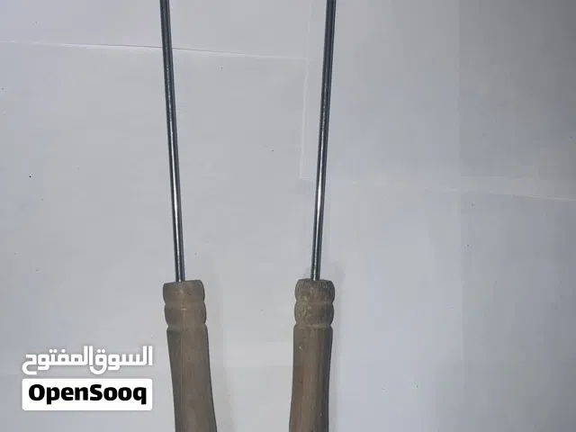 ملقط شواء طويل بمقبض خشب – مثالي للبرجر والذرة والمشاوي