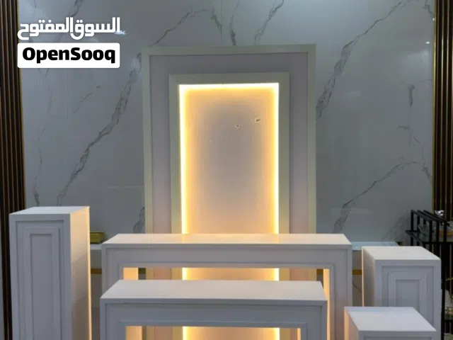 ارفف توزيعات مع الاضاءه و الورد