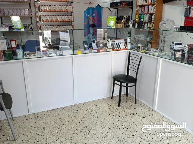 محل كامل للبيع بضاعة رفوف عدت صيانة الجوالات مكيف بترينة