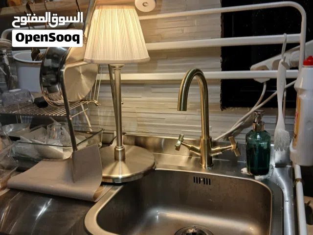 مطبخ صغير مغسله متنقله مع رف لوضع ثلاجه صغيره او أي شي محتاجه
