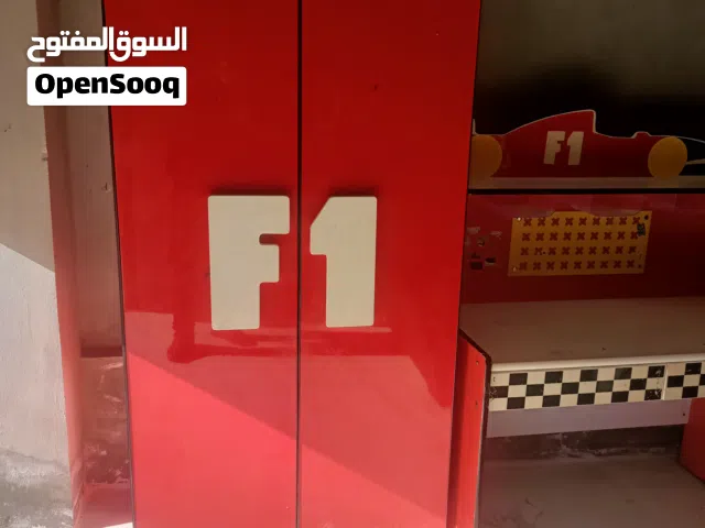 غرفه نوم تتكون من خزانه واتخوت عدد 2 ومكتب