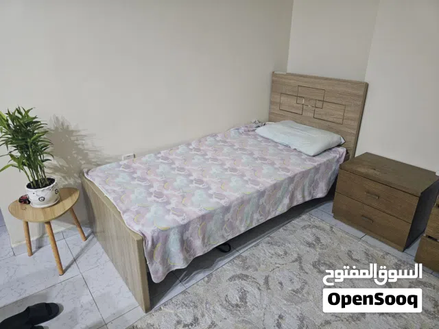 متاح سرير في شقة نظيف جدا،عدد الاشخاص الكلي ثلاثة
