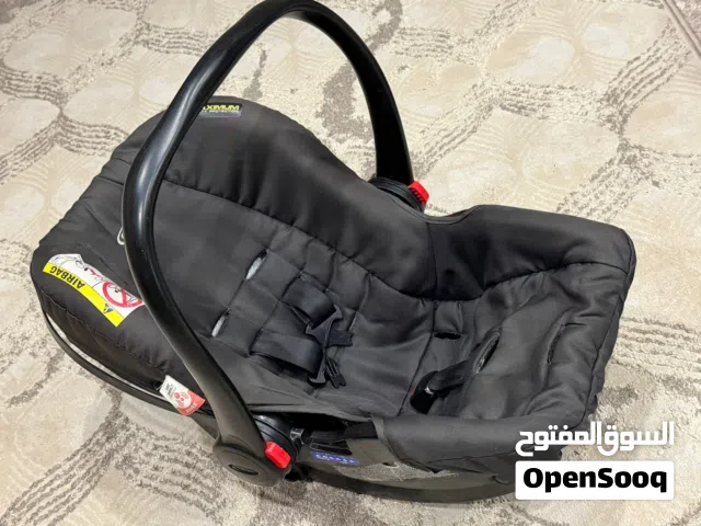 كرسي أطفال للسيارة ومشاية بحالة جيدة
