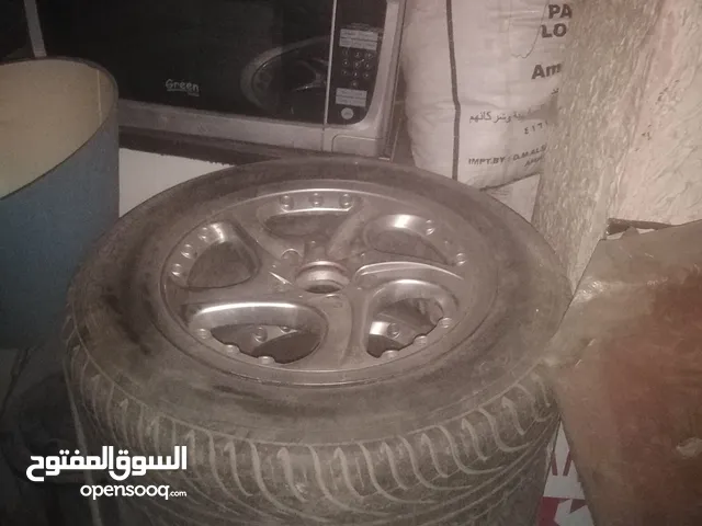 جنط المنيوم كلاسك قديم بحاله ممتازه عدد اربعه