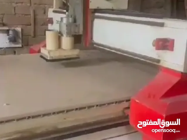 ماكنه سي ان سي راوتريه تعمل بنضام تبريد مائي تحتوي على غرفه صغيره وحاسبه