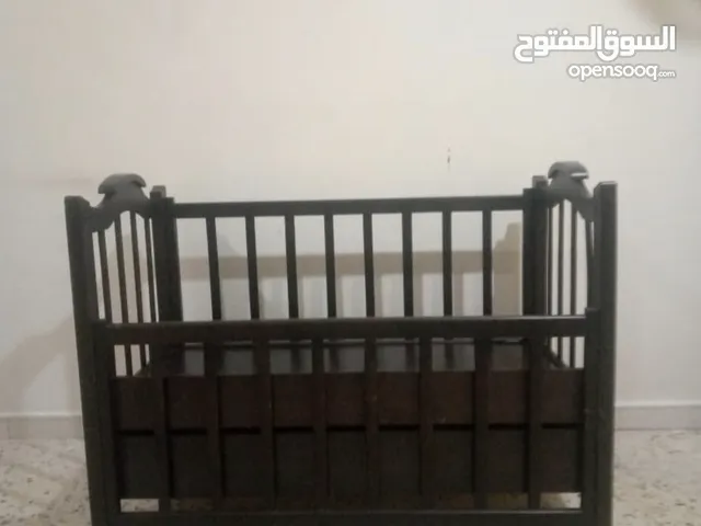 تخت بيبي (سرير بيبي ) خشب زان للبيع 40 دينار قابل للتفاوض بشي بسيط.......................... .. .